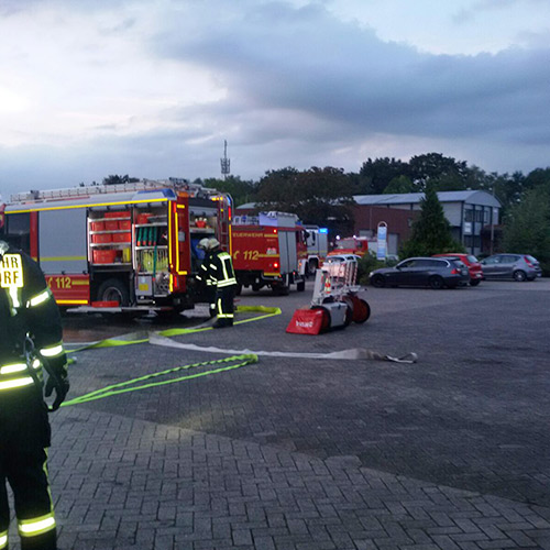 Großaufgebot der Feuerwehr bei Autohaus Schevel in Schüttorf