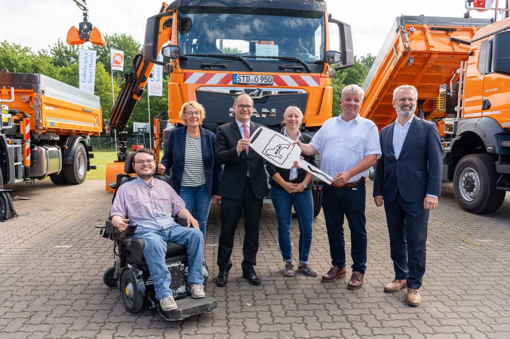Fahrzeugbau Schierling übergibt sechs neue Straßenbetriebsfahrzeuge an Niedersachsens Straßenmeistereien