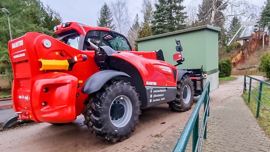 Manitou Teleskop bringt Trafo-Häuschen an Bestimmungsort